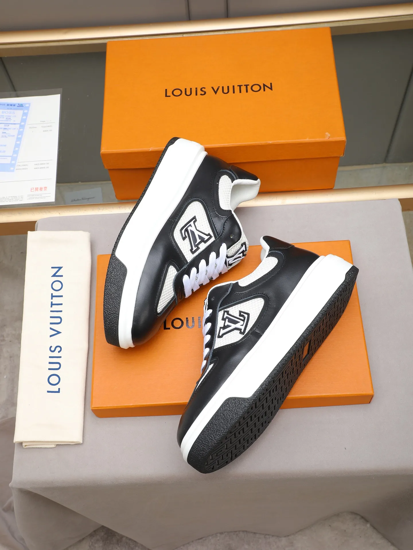 Men's shoes 💰460 New men's shoes LV fashion trend Made of first-layer calfskin➕breathable mesh lining! The foot feels super comfortable and the workmanship is impeccable. Foam ultra-light outsole, size: 38-44 (45 customized) 2 colors to choose from!